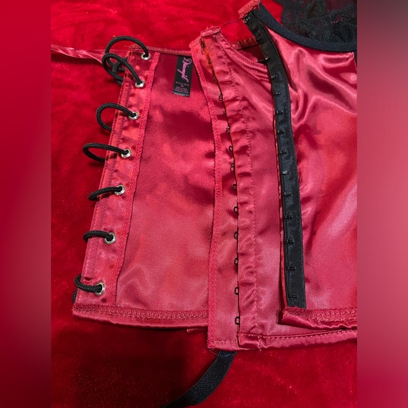 NWOT Size 38 Red and Black Corset with Sheer Black Lace Bust Sexy Beautiful Love - Picture 6 of 12
